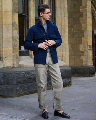 Tenue: Veste-chemise en laine bleu marine, Pull à col rond bleu clair, Pantalon cargo gris, Slippers en cuir pourpre foncé