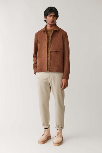Tenue: Veste-chemise en laine marron, Pull à col rond marron, Pantalon chino beige, Bottines chelsea en daim beiges