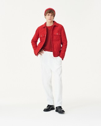 Tenue: Veste-chemise matelassée rouge, Pull à col rond rouge, Pantalon chino blanc, Chaussures derby en cuir noires