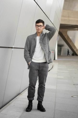 Comment porter une veste-chemise gris foncé: Opte pour une veste-chemise gris foncé avec un pantalon chino gris si tu recherches un look stylé et soigné. Une paire de bottes de loisirs en cuir noires est une option astucieux pour complèter cette tenue.