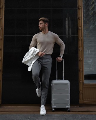 Comment porter une valise grise: Pour une tenue aussi confortable que ton canapé, harmonise une veste-chemise blanche avec une valise grise. Choisis une paire de baskets basses en toile blanches pour afficher ton expertise vestimentaire.