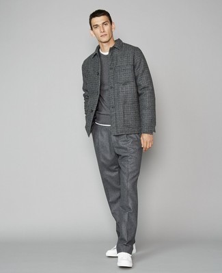 Tenue: Veste-chemise en laine à carreaux gris foncé, Pull à col rond gris foncé, T-shirt à col rond blanc, Pantalon chino gris foncé