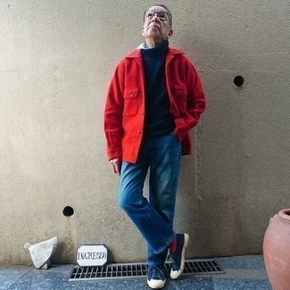 Comment porter une veste-chemise rouge: Associe une veste-chemise rouge avec un jean bleu pour obtenir un look relax mais stylé. Jouez la carte décontractée pour les chaussures et choisis une paire de baskets basses en toile bleu marine.