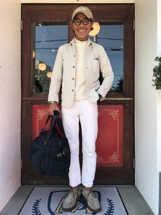 Comment porter des bottines chukka en daim grises: Associe une veste-chemise blanche avec un jean blanc pour un look de tous les jours facile à porter. Une paire de bottines chukka en daim grises est une option génial pour complèter cette tenue.