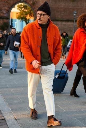 Tendances mode hommes: Pense à harmoniser une veste-chemise en laine orange avec un pantalon chino en velours côtelé blanc pour créer un look chic et décontracté. Une paire de bottines chukka en cuir marron foncé est une option génial pour complèter cette tenue.