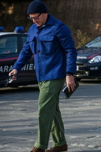 Comment porter un pantalon chino vert foncé: Essaie de marier une veste-chemise en laine bleu marine avec un pantalon chino vert foncé pour créer un look chic et décontracté. Assortis ce look avec une paire de bottes de loisirs en cuir marron foncé.