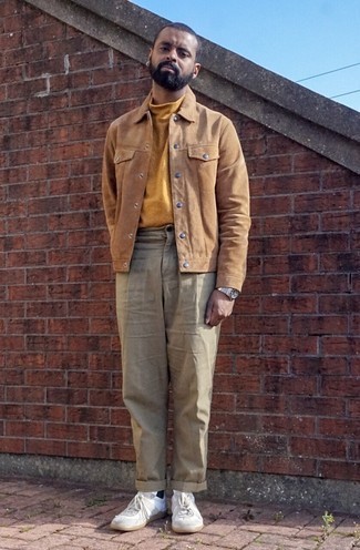 Tenue: Veste-chemise en daim marron clair, Pull à col roulé tabac, Pantalon chino beige, Baskets basses en cuir blanches