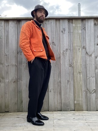 Comment porter un bob pour un style chic decontractés à 20 ans: Associe une veste-chemise orange avec un bob pour une tenue relax mais stylée. Opte pour une paire de bottines chelsea en cuir noires pour afficher ton expertise vestimentaire.
