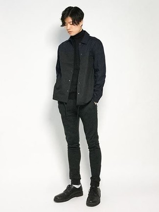 Tenue: Veste-chemise en nylon noire, Pull à col roulé noir, Pantalon chino noir, Chaussures derby en cuir noires