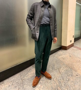 Comment porter des slippers en daim tabac: Associe une veste-chemise à carreaux grise avec un pantalon de costume en velours côtelé vert foncé pour dégager classe et sophistication. Une paire de slippers en daim tabac est une option judicieux pour complèter cette tenue.
