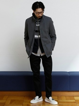 Tenue: Veste-chemise en laine gris foncé, Pull à fermeture éclair à rayures horizontales gris, Chemise à manches courtes en vichy blanche et noire, Pantalon chino noir