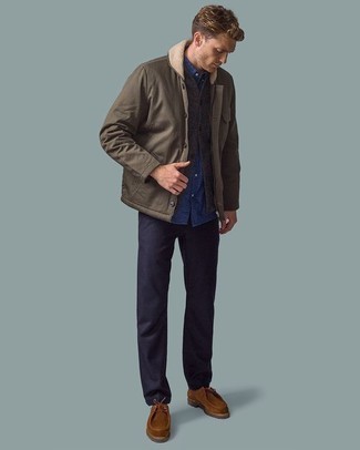 Comment porter des bottines chukka en daim marron: Associe une veste-chemise marron avec un pantalon chino bleu marine pour créer un look chic et décontracté. Une paire de bottines chukka en daim marron est une option parfait pour complèter cette tenue.