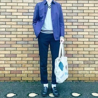 Comment porter une veste-chemise violette: Marie une veste-chemise violette avec un pantalon chino bleu marine si tu recherches un look stylé et soigné. Jouez la carte classique pour les chaussures et assortis cette tenue avec une paire de slippers en cuir bleu marine.