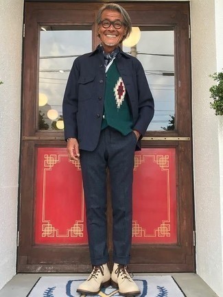 Comment porter un pull vert foncé: Associer un pull vert foncé avec un pantalon chino bleu marine est une option judicieux pour une journée au bureau. Jouez la carte classique pour les chaussures et opte pour une paire de bottes de loisirs en daim beiges.
