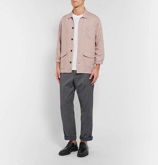 Tenue: Veste-chemise rose, T-shirt à col rond blanc, Pantalon chino gris foncé, Chaussures derby en cuir noires