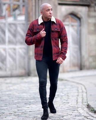 Comment porter un jean skinny pour un style decontractés quand il fait chaud: Opte pour une veste-chemise en flanelle écossaise rouge avec un jean skinny pour une tenue idéale le week-end. Jouez la carte classique pour les chaussures et complète cet ensemble avec une paire de bottines chelsea en daim noires.