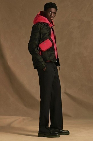 Tendances mode hommes: Choisis une veste-chemise camouflage vert foncé et un pantalon chino noir pour un look de tous les jours facile à porter. Une paire de slippers en cuir noirs apportera une esthétique classique à l'ensemble.