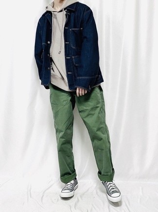 Comment porter un pantalon chino vert foncé à 20 ans: Essaie d'harmoniser une veste-chemise en denim bleu marine avec un pantalon chino vert foncé pour aller au bureau. Pour les chaussures, fais un choix décontracté avec une paire de baskets basses en toile grises.