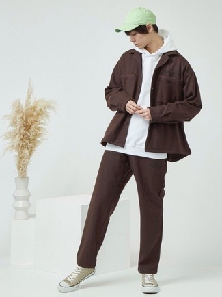 Tenue: Veste-chemise marron foncé, Sweat à capuche blanc, Pantalon chino marron foncé, Baskets basses en toile beiges
