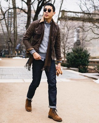 Comment porter une veste-chemise marron foncé: Opte pour une veste-chemise marron foncé avec un jean bleu marine pour affronter sans effort les défis que la journée te réserve. Une paire de bottes de loisirs en daim marron est une option parfait pour complèter cette tenue.