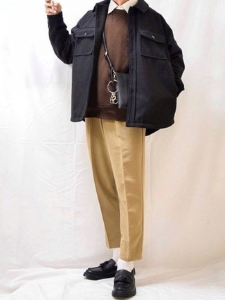Tenue: Veste-chemise en flanelle noire, Sweat-shirt marron, Chemise à manches longues blanche, Pantalon chino marron clair