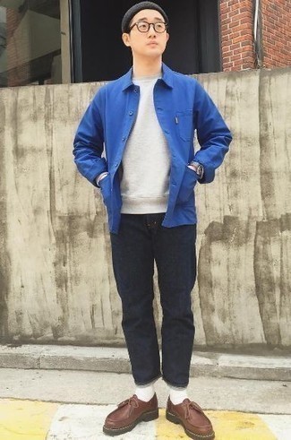 Comment porter une veste-chemise bleu marine avec un jean bleu: Choisis une veste-chemise bleu marine et un jean bleu pour une tenue idéale le week-end. Une paire de chaussures derby en cuir marron ajoutera de l'élégance à un look simple.