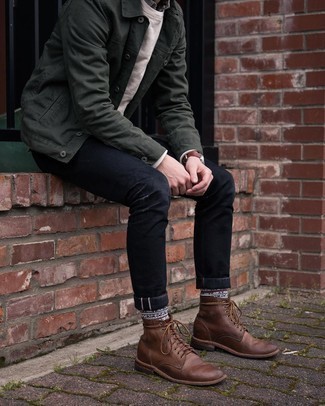 Comment porter des bottes marron pour un style chic decontractés: Choisis une veste-chemise vert foncé et un jean noir pour un look de tous les jours facile à porter. Une paire de bottes marron est une option judicieux pour complèter cette tenue.