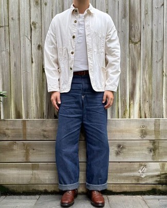 Tendances mode hommes: Associe une veste-chemise blanche avec un jean bleu marine pour une tenue confortable aussi composée avec goût. Cette tenue est parfait avec une paire de bottes de loisirs en cuir marron foncé.