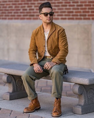 Comment porter une veste-chemise beige: Porte une veste-chemise beige et un jean olive pour une tenue confortable aussi composée avec goût. Cet ensemble est parfait avec une paire de bottes de loisirs en cuir marron.