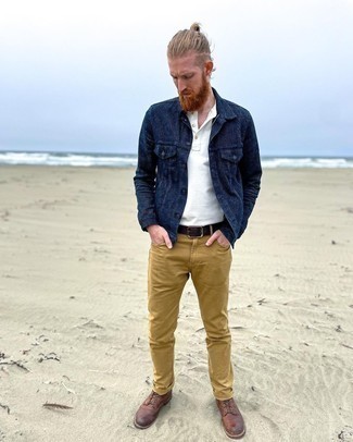 Comment porter un jean marron clair: Harmonise une veste-chemise bleu marine avec un jean marron clair pour obtenir un look relax mais stylé. Une paire de bottes de loisirs en cuir marron est une option génial pour complèter cette tenue.