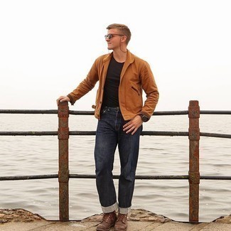 Comment porter un jean bleu marine: Essaie d'associer une veste-chemise tabac avec un jean bleu marine pour une tenue idéale le week-end. Cette tenue est parfait avec une paire de bottes de loisirs en cuir marron foncé.