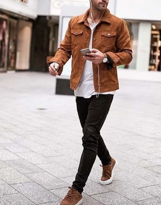 Comment porter une veste-chemise en daim marron: Essaie d'harmoniser une veste-chemise en daim marron avec un jean en velours côtelé noir pour un look de tous les jours facile à porter. Une paire de baskets basses en daim marron apporte une touche de décontraction à l'ensemble.