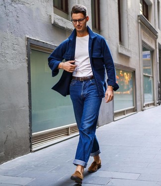 Un jean à porter avec une veste-chemise bleue: Porte une veste-chemise bleue et un jean pour une tenue confortable aussi composée avec goût. Jouez la carte classique pour les chaussures et assortis cette tenue avec une paire de slippers en daim marron.