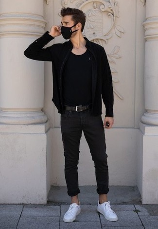 Un jean à porter avec une veste-chemise noire à 30 ans: Pour une tenue de tous les jours pleine de caractère et de personnalité choisis une veste-chemise noire et un jean. Pour les chaussures, fais un choix décontracté avec une paire de baskets basses en toile blanches.