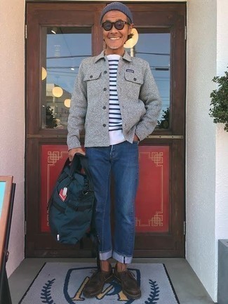 Comment porter un jean bleu avec des bottines chukka en cuir marron foncé après 50 ans: Essaie d'associer une veste-chemise grise avec un jean bleu pour obtenir un look relax mais stylé. Complète ce look avec une paire de bottines chukka en cuir marron foncé.