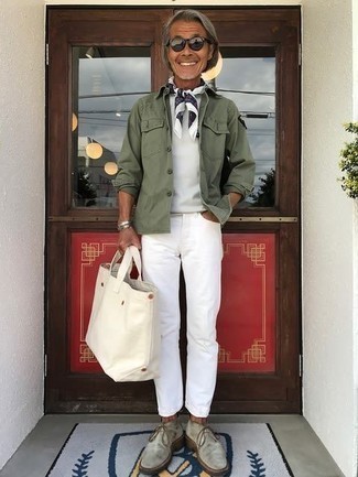 Comment porter un jean blanc après 50 ans: Associe une veste-chemise vert foncé avec un jean blanc pour une tenue confortable aussi composée avec goût. Une paire de bottines chukka en daim grises est une option avisé pour complèter cette tenue.