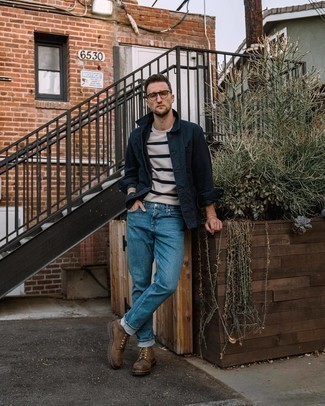 Comment porter des bottes de loisirs en cuir marron: Pense à porter une veste-chemise bleu marine et un jean bleu pour un look de tous les jours facile à porter. Une paire de bottes de loisirs en cuir marron est une option astucieux pour complèter cette tenue.
