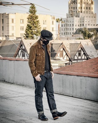 Comment porter un jean gris foncé: Pense à harmoniser une veste-chemise en velours côtelé marron avec un jean gris foncé pour un look de tous les jours facile à porter. Choisis une paire de bottines chelsea en cuir noires pour afficher ton expertise vestimentaire.
