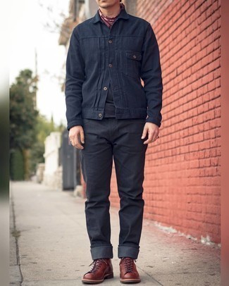 Comment porter un jean noir avec des bottes de loisirs en cuir marron foncé quand il fait chaud: Pense à marier une veste-chemise bleu marine avec un jean noir pour une tenue idéale le week-end. Complète ce look avec une paire de bottes de loisirs en cuir marron foncé.