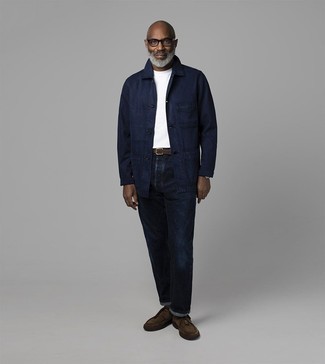 Un jean à porter avec une veste-chemise bleu marine pour un style chic decontractés: Pour créer une tenue idéale pour un déjeuner entre amis le week-end, choisis une veste-chemise bleu marine et un jean. Termine ce look avec une paire de bottes de loisirs en daim marron foncé.