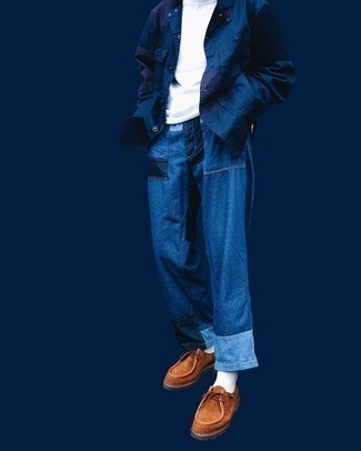 Comment porter une veste-chemise bleu marine au printemps: Harmonise une veste-chemise bleu marine avec un jean bleu pour obtenir un look relax mais stylé. Une paire de bottines chukka en daim marron est une option parfait pour complèter cette tenue. On craque pour ce look, très printanière.