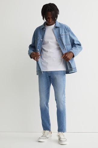 Comment porter un jean bleu clair: Associe une veste-chemise en denim bleu clair avec un jean bleu clair pour une tenue confortable aussi composée avec goût. Pour les chaussures, fais un choix décontracté avec une paire de baskets basses en cuir blanches.