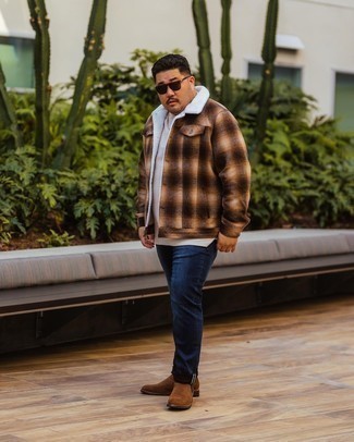 Comment porter des bottes au printemps à 30 ans: Pense à associer une veste-chemise en flanelle écossaise marron avec un jean bleu marine pour un look de tous les jours facile à porter. Une paire de bottes est une façon simple d'améliorer ton look. Le look est hyper printanier.
