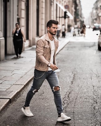 Comment porter un jean skinny déchiré gris: Essaie d'associer une veste-chemise en daim marron clair avec un jean skinny déchiré gris pour un look confortable et décontracté. Une paire de baskets basses en cuir blanches et noires est une façon simple d'améliorer ton look.