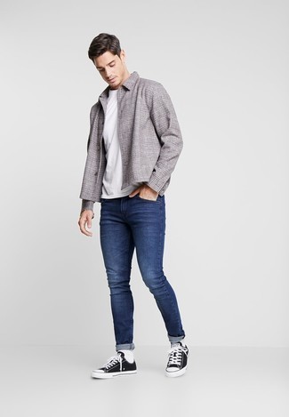 Comment porter un jean skinny avec des baskets basses: Marie une veste-chemise écossaise grise avec un jean skinny pour une tenue idéale le week-end. Cette tenue se complète parfaitement avec une paire de baskets basses.
