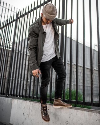 Comment porter un jean noir avec des bottes en cuir marron foncé quand il fait chaud: Opte pour une veste-chemise gris foncé avec un jean noir pour un look idéal le week-end. Une paire de bottes en cuir marron foncé est une option avisé pour complèter cette tenue.
