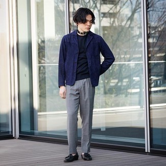 Comment porter une veste-chemise en daim bleu marine: Associer une veste-chemise en daim bleu marine avec un pantalon chino gris est une option judicieux pour une journée au bureau. Une paire de mocassins à pampilles en cuir noirs est une façon simple d'améliorer ton look.