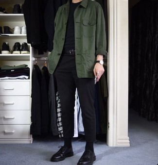 Comment porter un pantalon chino noir: Harmonise une veste-chemise vert foncé avec un pantalon chino noir pour un look idéal au travail. Jouez la carte classique pour les chaussures et opte pour une paire de chaussures derby en cuir épaisses noires.