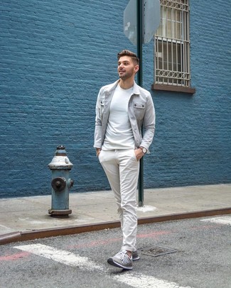 Tenue: Veste-chemise grise, T-shirt à col rond blanc, Pantalon chino blanc, Baskets basses grises