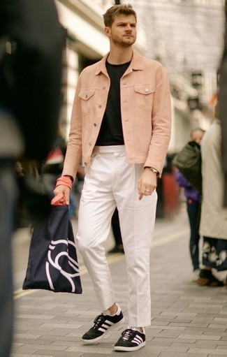 Comment porter des baskets basses en daim noires: Opte pour une veste-chemise rose avec un pantalon chino blanc pour un look idéal au travail. Jouez la carte décontractée pour les chaussures et choisis une paire de baskets basses en daim noires.